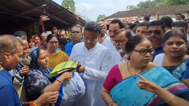 After the minister’s departure, people of flood affected Malda looted relief material, CM Mamata spoke on phone