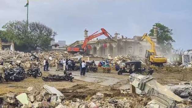 Gujarat: 58 bulldozers run near Somnath temple, illegal land worth crores evacuated, 135 detained