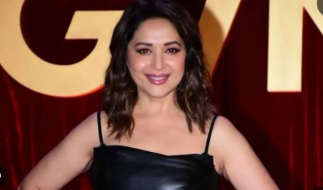 Madhuri Dixit hot pictures: Madhuri Dixit spotted in very hot look at Mumbai airport, watch video